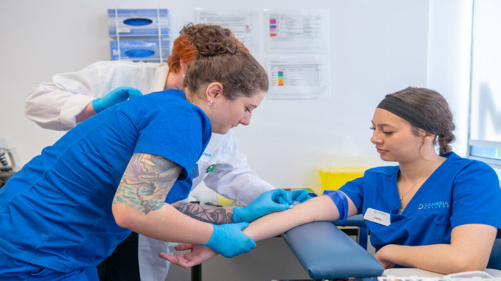Best Medical Careers Without Becoming a Doctor-Nurses and a medical student practice blood draw in a clinical setting